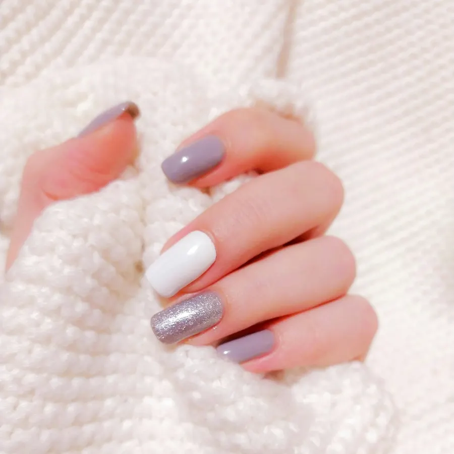 Manicure in soft mauve and white tones