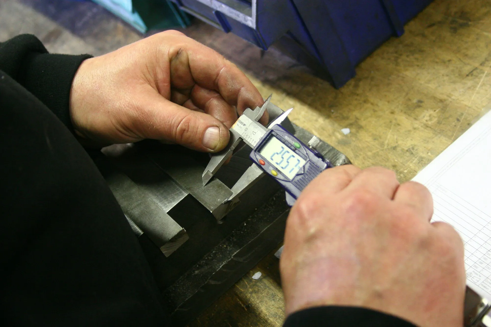 Dimensional check of a component with a digital caliper