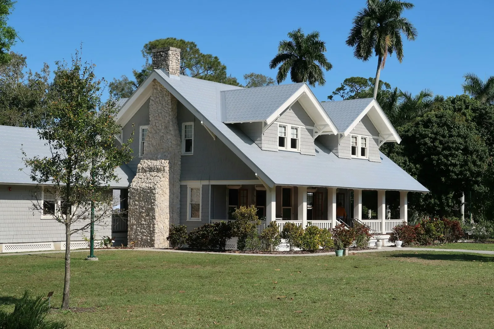 Lakefront villa with private jetty