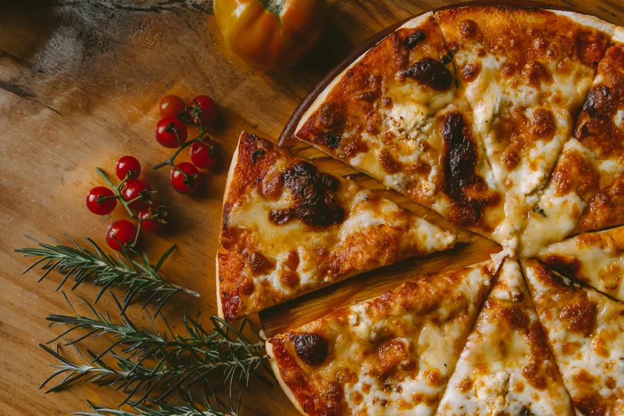 A restaurant or pizzeria website showing the menu, a photo gallery and an online table booking button